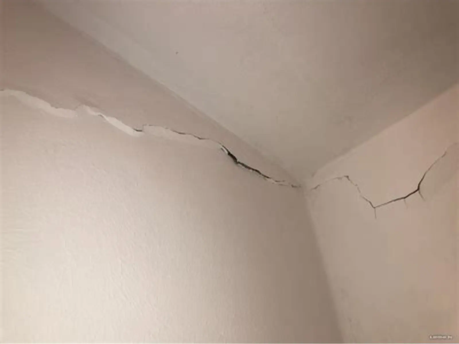 Трещина в стене из-за усадки нового дома