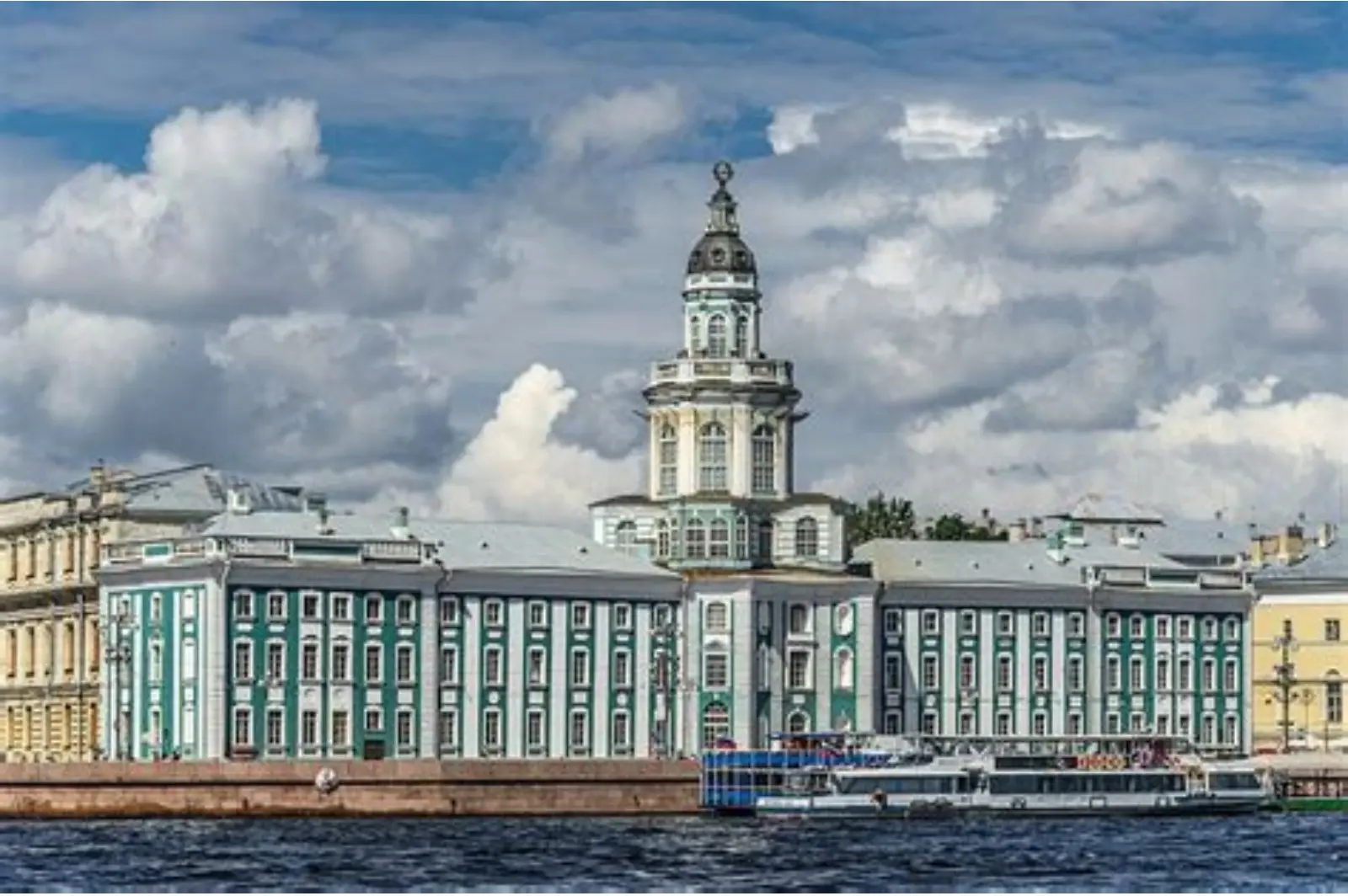 Здание Кунсткамеры в Санкт-Петербурге