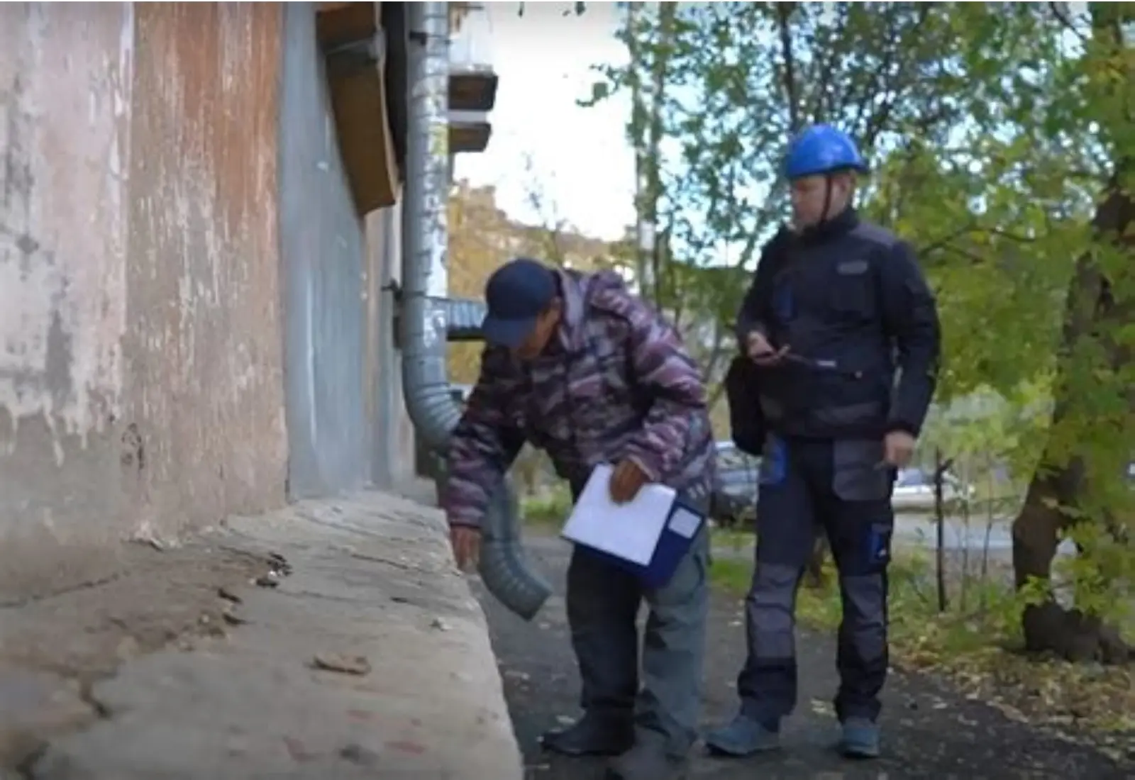 Плановый весенний осмотр фасада здания специалистом