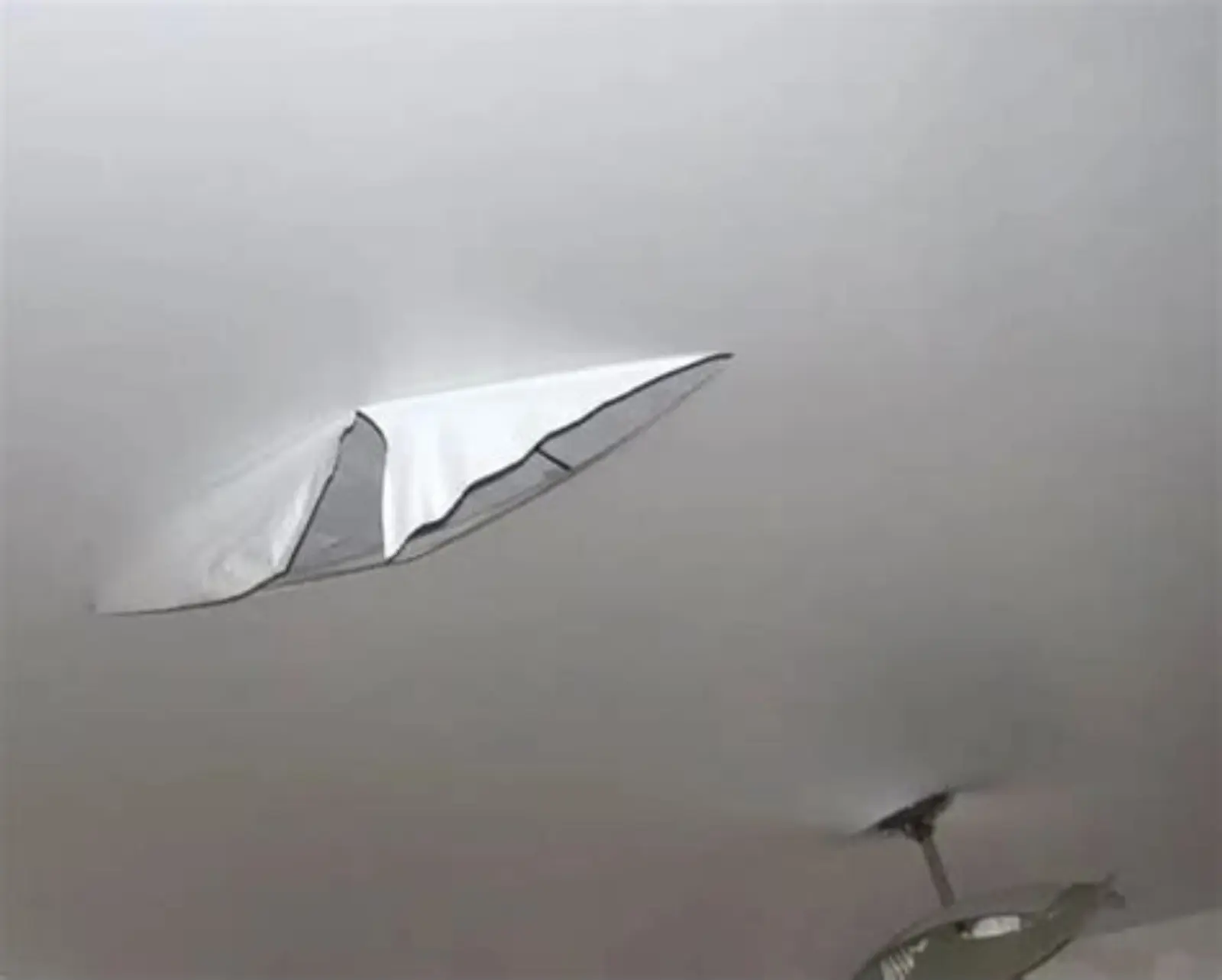 Повреждённое полотно натяжного потолка