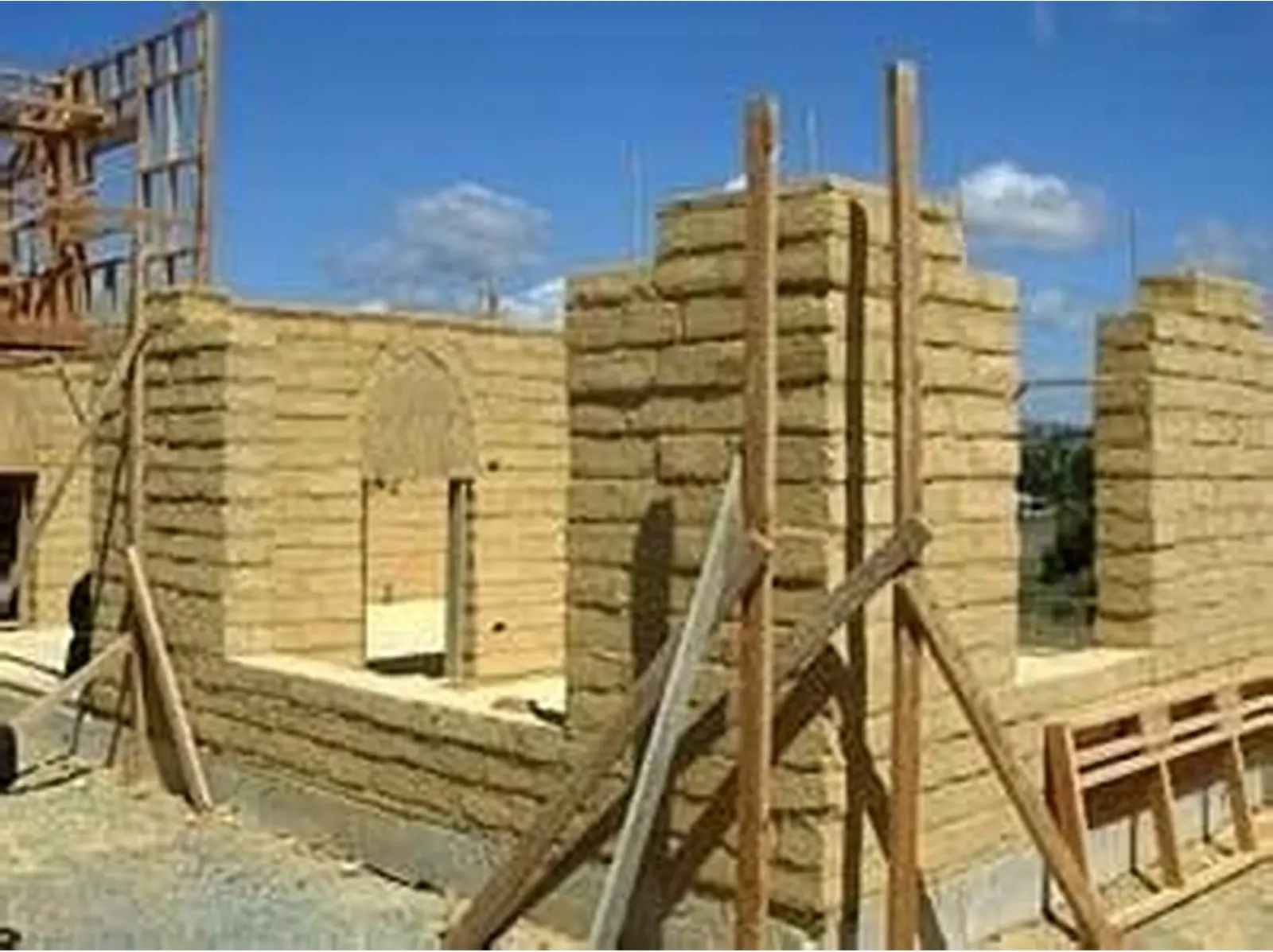 Саманные блоки в кладке стены