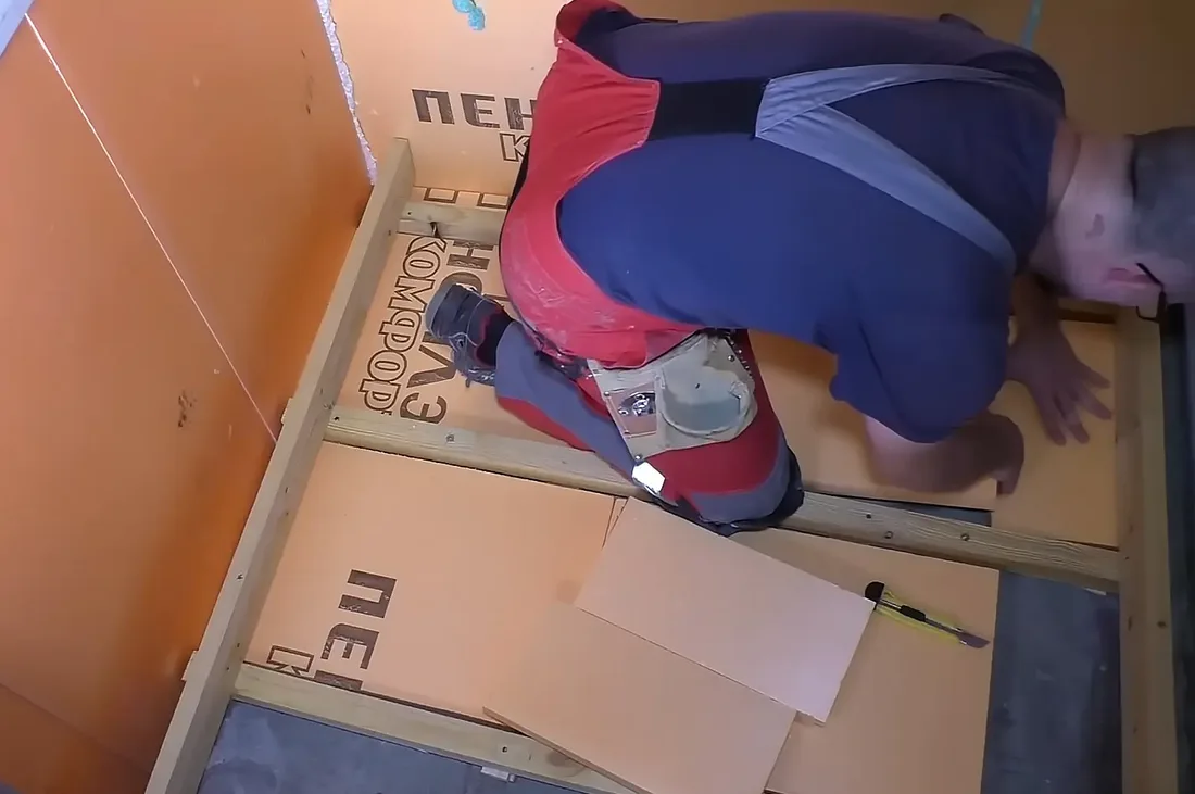 Плиты утеплителя, уложенные между деревянными лагами на полу балкона