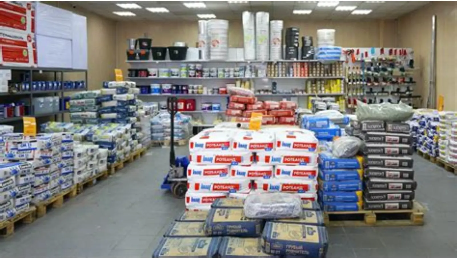 Отделочные материалы на складе строительного магазина